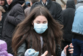 Украинцы забросали посольство США в Киеве навозом