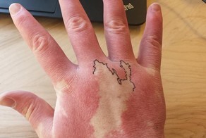 Мужчина превратил свою руку в географическую карту