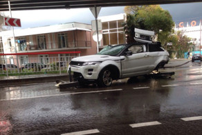 В сочи Range Rover упал с эстакады