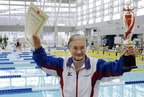 100-летняя японка установила рекорд в заплыве на полтора километра