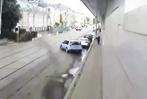 Женщина въехала в стену