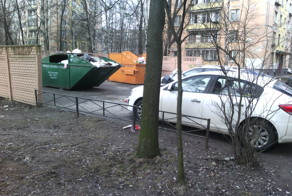 Месть жильцов за заблокированный вывоз мусора