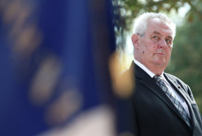 Премьер Чехии назвал реакцию Земана на критику посла США неадекватной