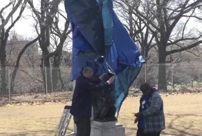 Неизвестные скульпторы установили памятник Сноудену в Нью-Йорке