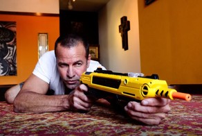 Солевое ружье - странный способ избавления от мух