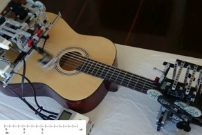 Робот из лего играет на гитаре