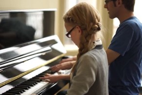 Виртуозное исполнение братом и сестрой музыки из мультфильма «Холодное сердце»