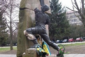Во Львове вандалы разрубили скульптуру воина-афганца