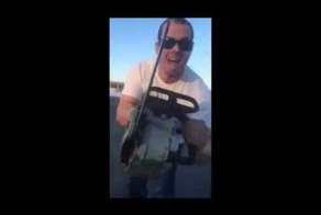 Псих угрожает матери и её детям бензопилой