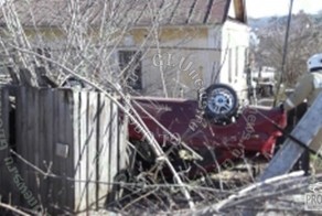 Объезжая кошку, блондинка на Lacetti сделала кульбит и снесла столб