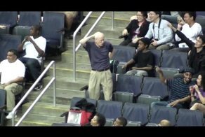 Дедуля зажигает на трибуне