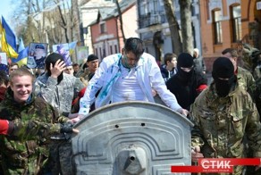 "Правый сектор" публично наказали начальника юстиции Ивано-Франковска