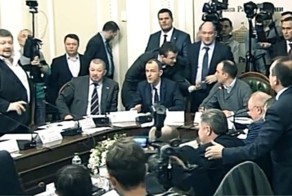 Конфликт в Раде: Мосийчук бросил бутылкой в депутата Березу.