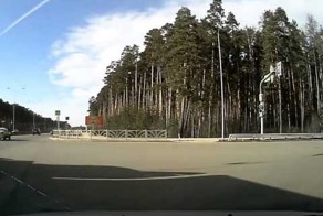 Столб на дороге