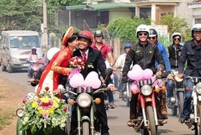 Свадебный кортеж из мотоциклов "Минск" во Вьетнаме