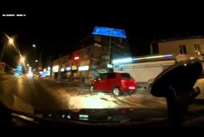 Невнимательный водитель подбил машину автора