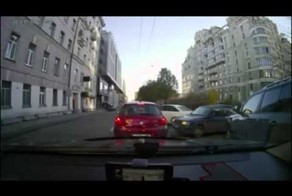 Лучше бы не пропускал девушку за рулем