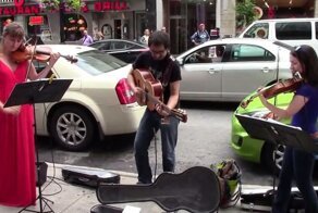 Красивое классическое исполнение музыки уличными музыкантами!