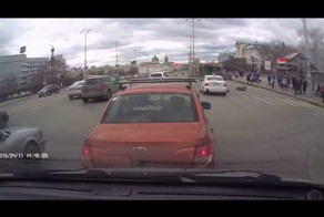 Таксист сбил девушку 