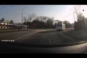 Таксист влетел на остановку и сбил человека