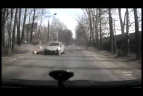 Дерево упало на машину