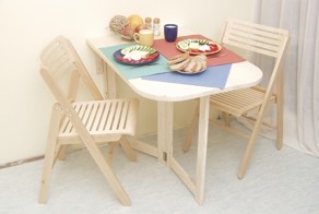 Практичный складной столик для маленькой квартиры