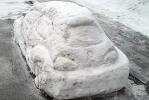 Немецкие копы выписали штраф за парковку машине из снега! (2 фото)