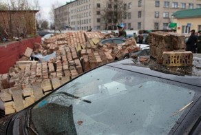 В Бресте кирпичная стена упала на припаркованные автомобили