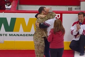 Солдат вернулся домой и сделал сюрприз своим родителям