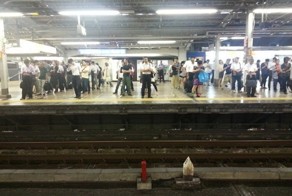 Ожидание поезда метро в Японии