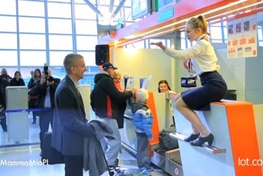 Как поздравляют полумиллионного пассажира в Варшавском аэропорту