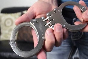 Как освободиться от наручников с помощью скрепки