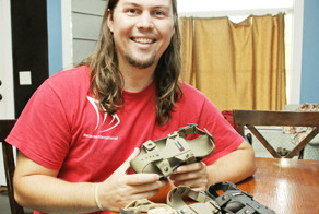 Сандалии с регулируемым размером для детей из бедных семей