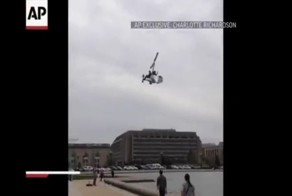 Почтальон на гирокоплане приземлился у здания Капитолия в Вашингтоне