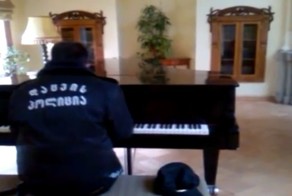 Грузинский охранник библиотеки стал звездой интернета