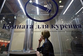 Депутаты намерены разрешить курение в аэропортах и поездах