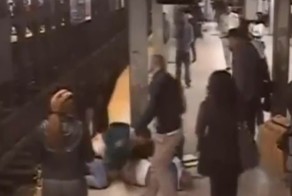   Спасение упавшего на рельсы метро мужчины