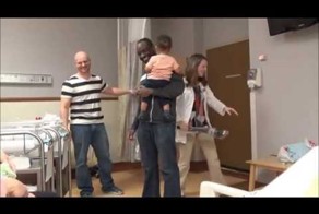  Вот как надо сообщать о рождении близнецов родственникам и друзьям!