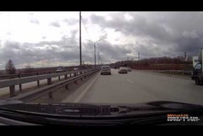 Притормозил и получил в зад