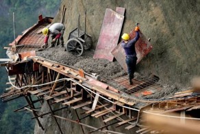 Опасная работа китайских строителей