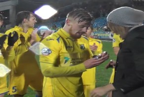 Футболист "Ростова" сделал предложение своей девушке на футбольном поле