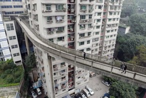 Мост между домами в Китае
