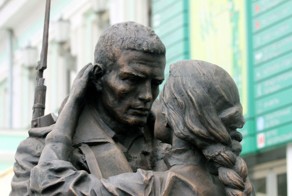 Памятник «Прощание славянки» на Белорусском вокзале в Москве
