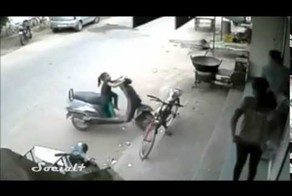 Любопытная маленькая девочка и скутер