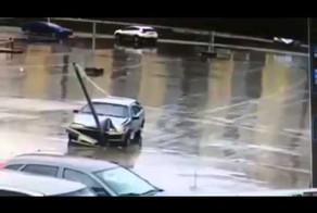 Столб не заметил