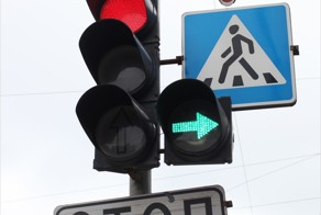 Кто кому уступает?