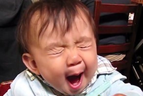 Малыши впервые пробуют кислую пищу, и их реакция не может не веселить