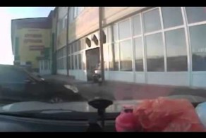 Девушка паркуется в гараж