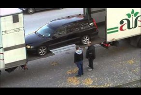 Загрузка машину на грузовике