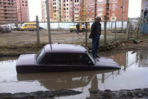 В омской луже тонут автомобили